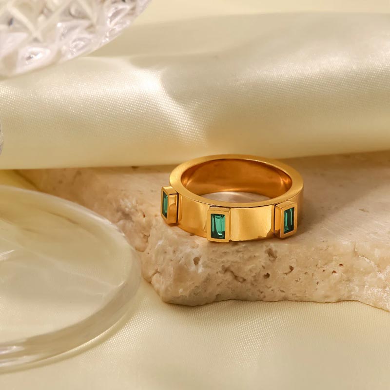 Anel Cristais Verde Banhado em Ouro 18k VZ224